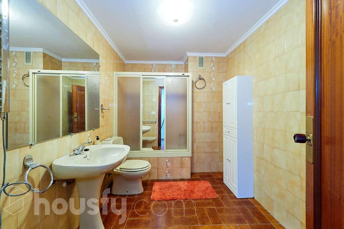 Classic Bedroom In The Center Of Homestay