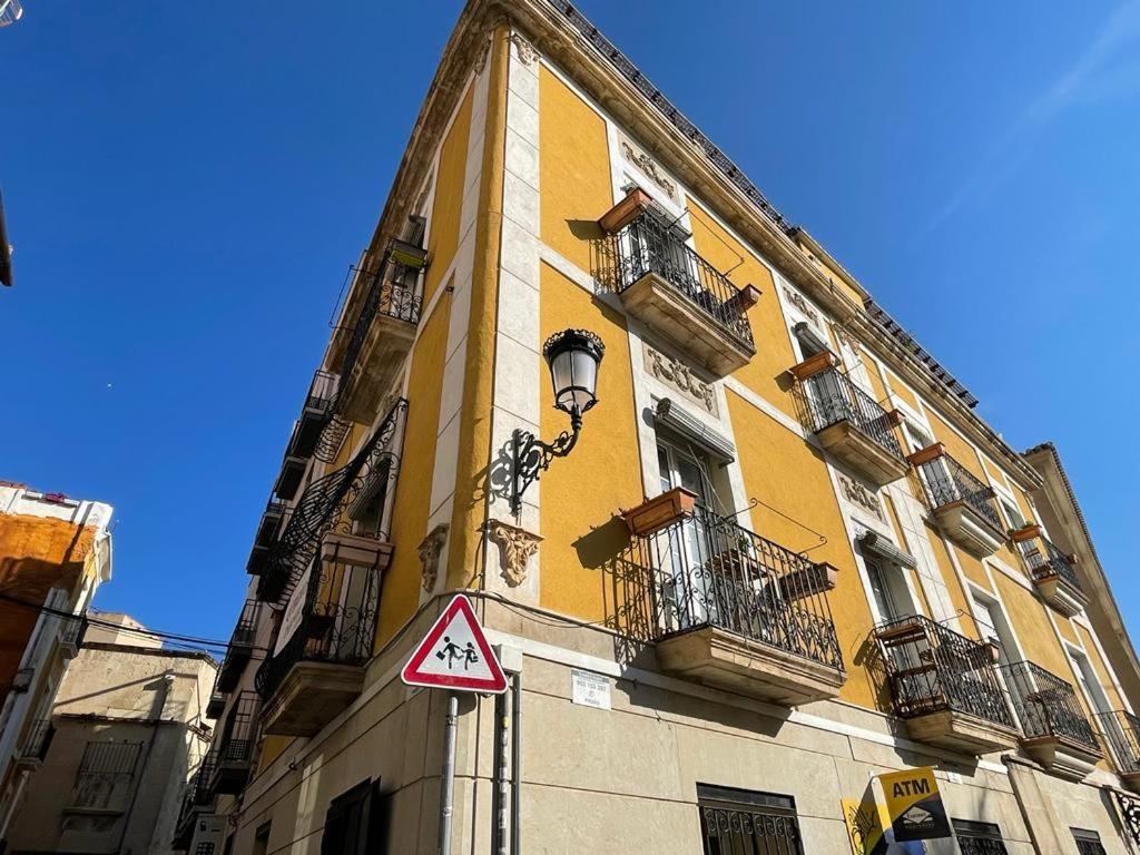 Edificio Amarillo En El Barrio Apartment *
