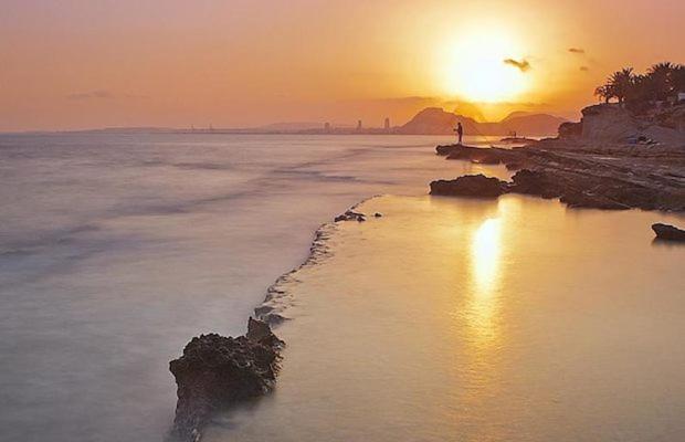 Vistas Al Mar: Beachfront Getaway With Pool And Sports Facilities Apartment Alicante