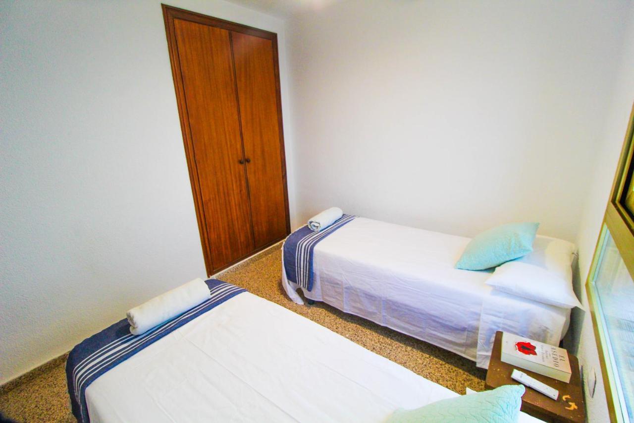 Apartment Vistas Al Mar: Beachfront Getaway With Pool And Sports Facilities *