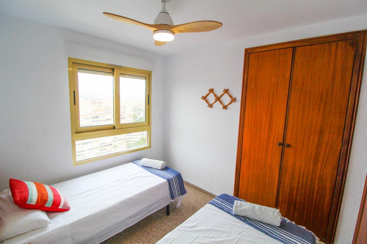 Apartment Vistas Al Mar: Beachfront Getaway With Pool And Sports Facilities *