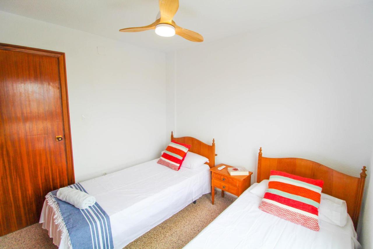 Apartment Vistas Al Mar: Beachfront Getaway With Pool And Sports Facilities Alicante