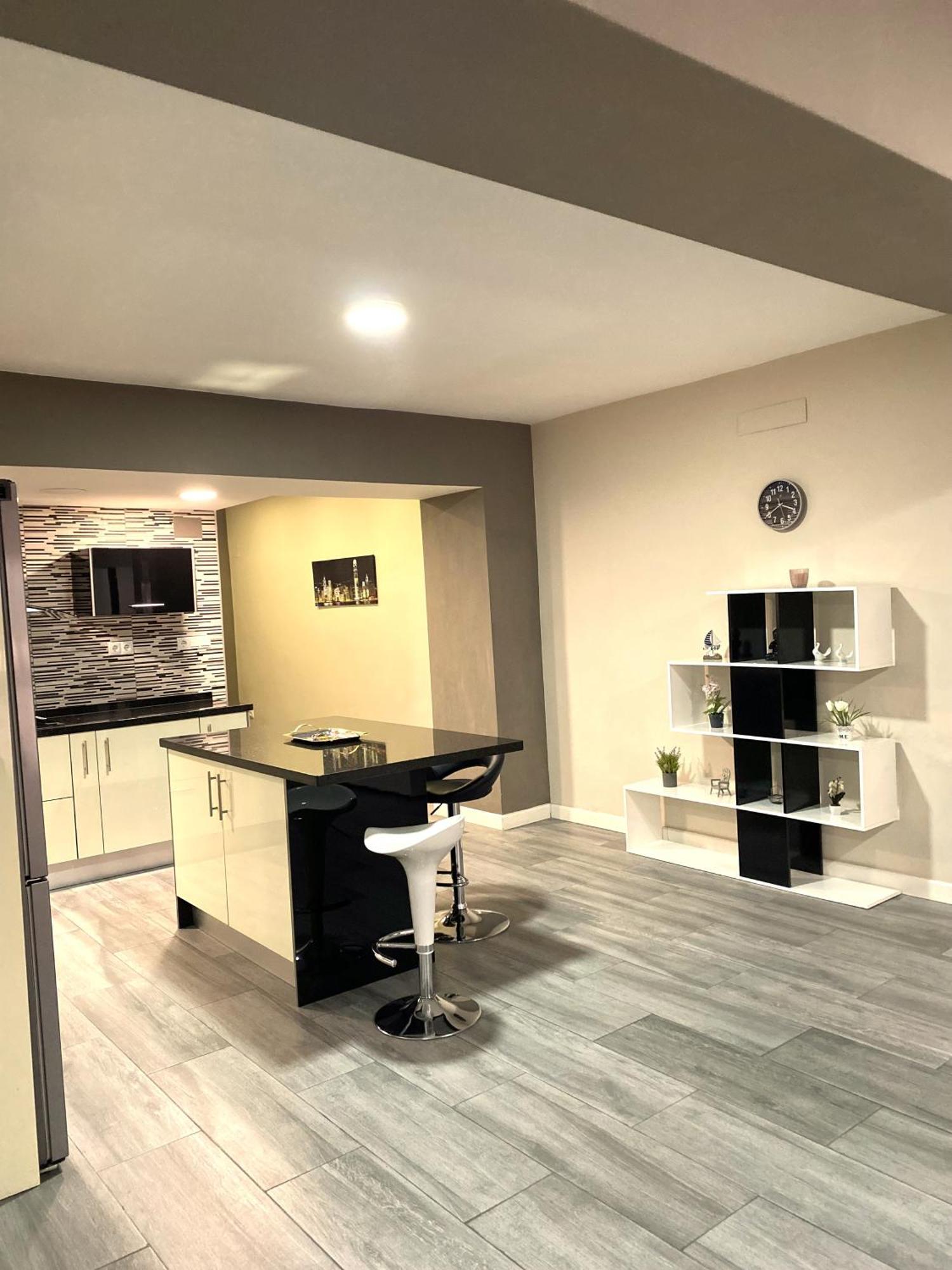 Modern In Center *