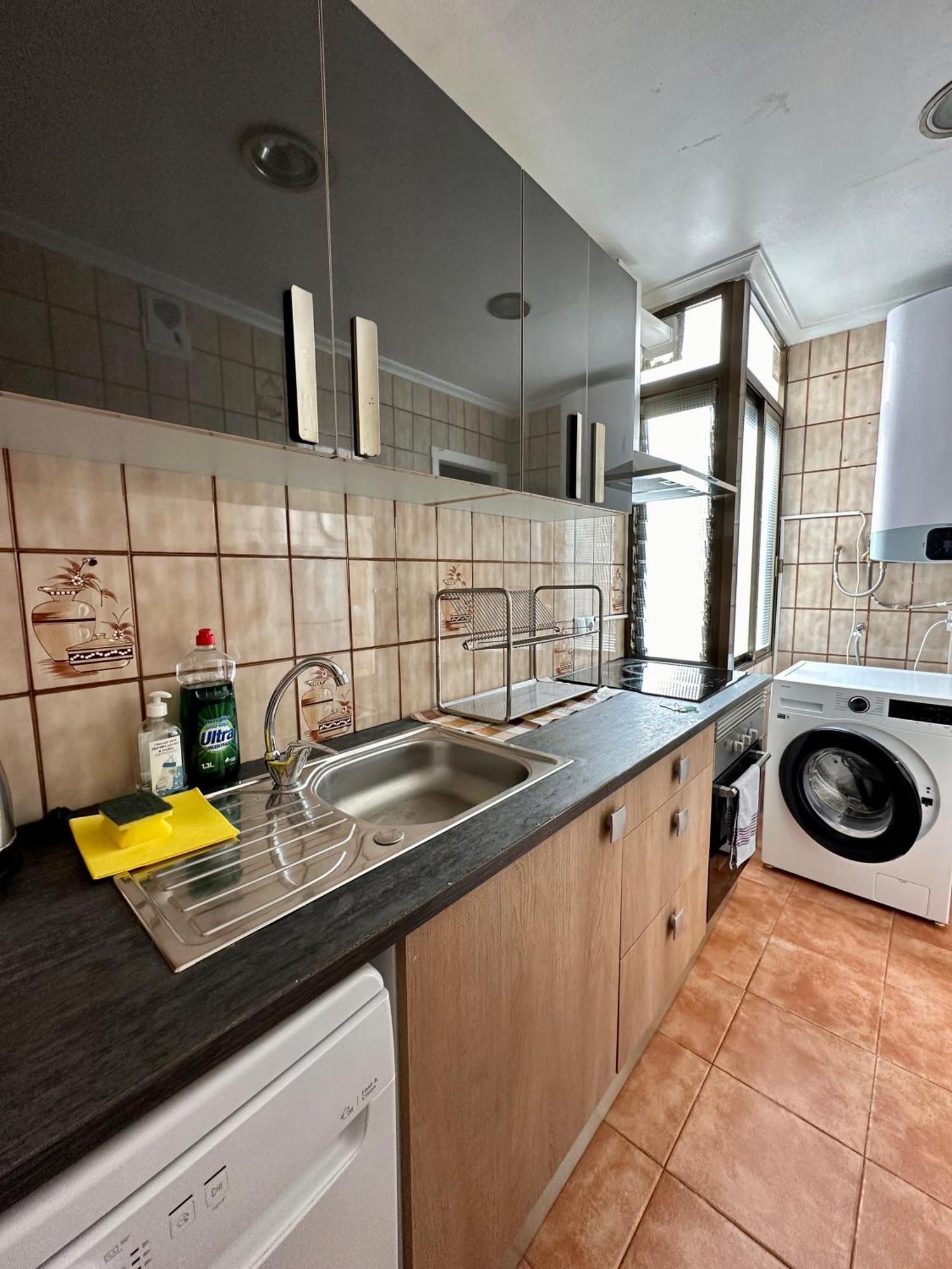 Spanish Style Flat Close To Center *