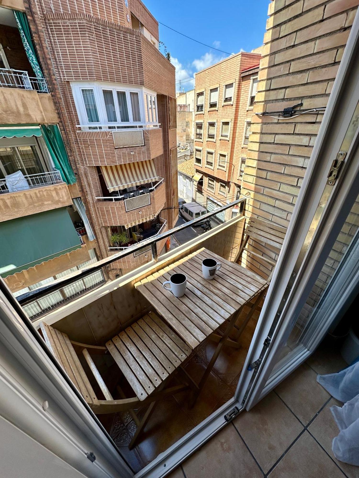 Spanish Style Flat Close To Center *