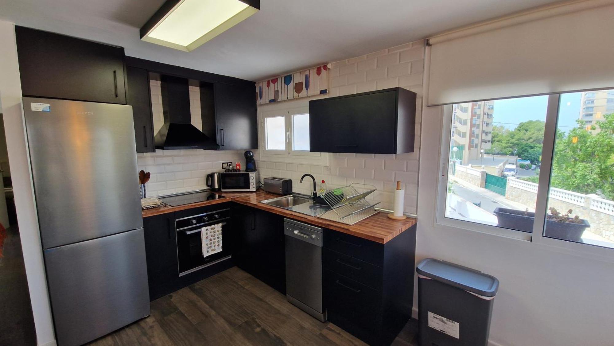 Stylish & Fully Furnished 3 Bedrooms Flat -4 Min Walk To Beautiful Alicante