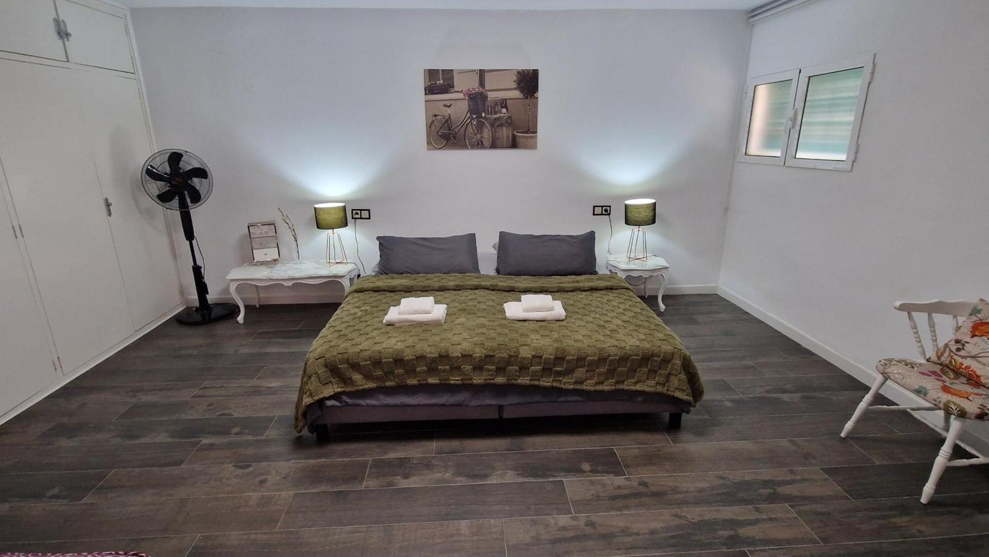 Stylish & Fully Furnished 3 Bedrooms Flat -4 Min Walk To Beautiful * Alicante