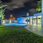 X Villa Uvarovita