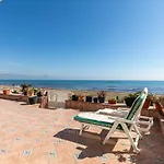 Beachfront Bliss: Apartamento A Pie De Playa