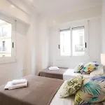 4 Bedroom/3 Baths W/ Ac In Near Beach!