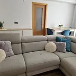 Quarto Com Banheiro Privado Em Apartamento Familiar