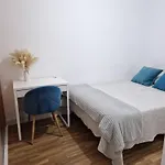 Quarto Com Banheiro Privado Em Apartamento Familiar
