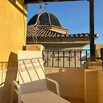 Edificio Amarillo En El Barrio