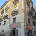 Edificio Amarillo En El Barrio