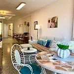 Centrally-Located, Spacious Flat At Historic Centre & Short Walk To Beach