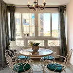Centrally-Located, Spacious Flat At Historic Centre & Short Walk To Beach