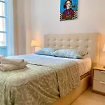 Charming Flat At Historic Centre & Short Walk To Beach