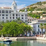 Ideally Located City And Beach