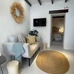 Cozy 1-Bdrm Apt In City Center
