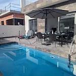 Fee4Me Villa, Pool, Roofterrace & Relax