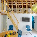 Spacious And Luxurious Mezzanine Apartment In Historic Center