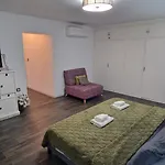 Stylish & Fully Furnished 3 Bedrooms Flat -4 Min Walk To Beautiful Beach