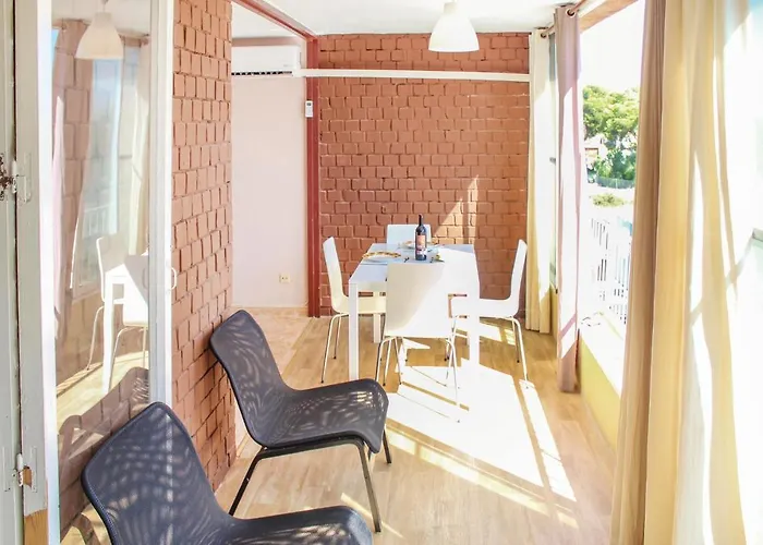 2 Bedroom Pet Friendly Apartment In Alicante