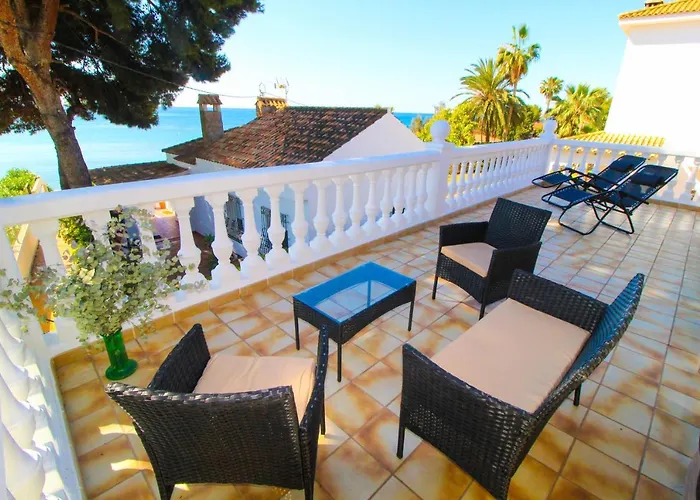 Great Villa, Sea Views, 20 Secs Walk To The Beach, Bbq, 9 People, 5 Mins Car From Alicante City Center, Sailing Club 3 Mins Walk