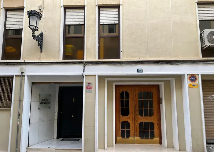 Charming & Spacious Apartment In Historic Centre & Short Walk To Beach