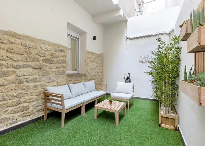Modern Apartment With Patio In Alicante