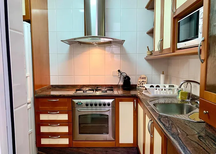 Charming Flat At Historic Centre & Short Walk To Beach