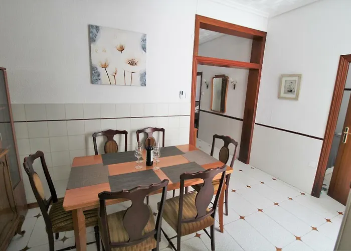 Big Apartment With Unique Patio Near Santa Barbara Castle
