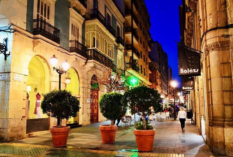 Centre ,plage Et Quartier Anime,wifi ,climatisation Apartment *