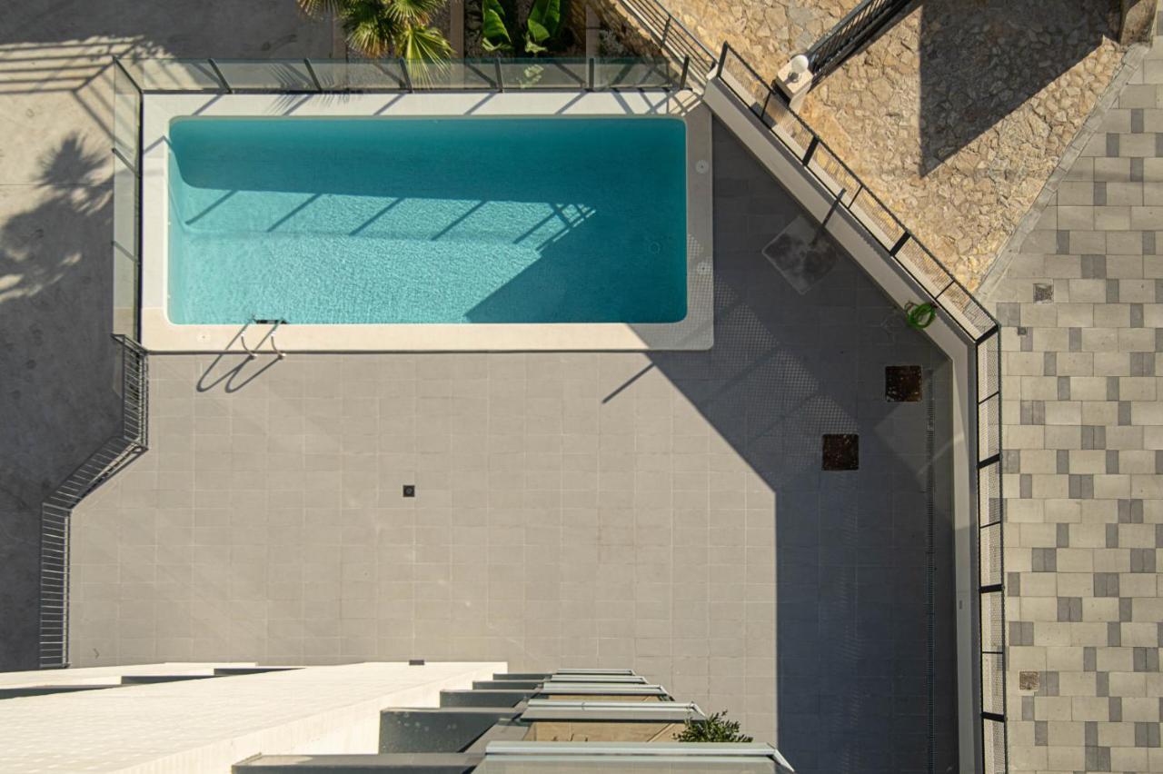 Modern Sea Front Jacuzzi Blue Sky Apartment