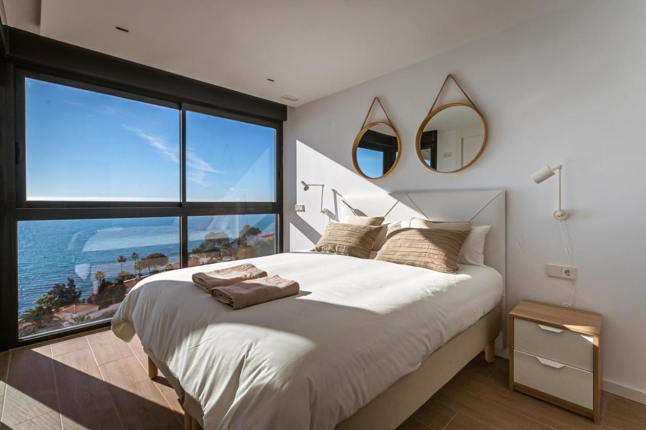 Modern Sea Front Jacuzzi Blue Sky Apartment *