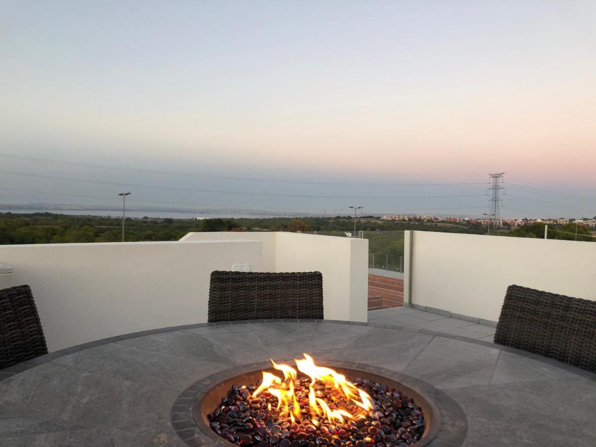 Villa Luxury 4 Bed Private With Option Of Heated Pool In Villamartin *
