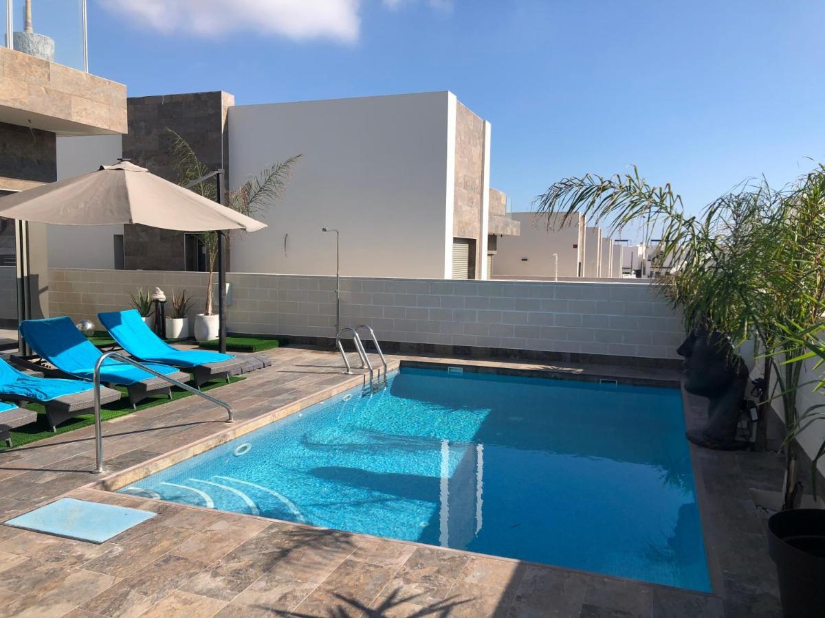 Luxury 4 Bed Private With Option Of Heated Pool In Villamartin Villa *