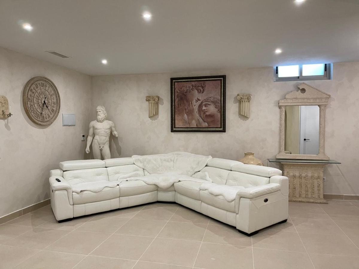 Luxury 4 Bed Private With Option Of Heated Pool In Villamartin *
