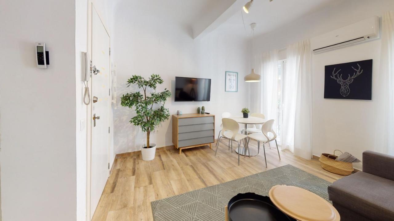 Friendly Center Apartment *