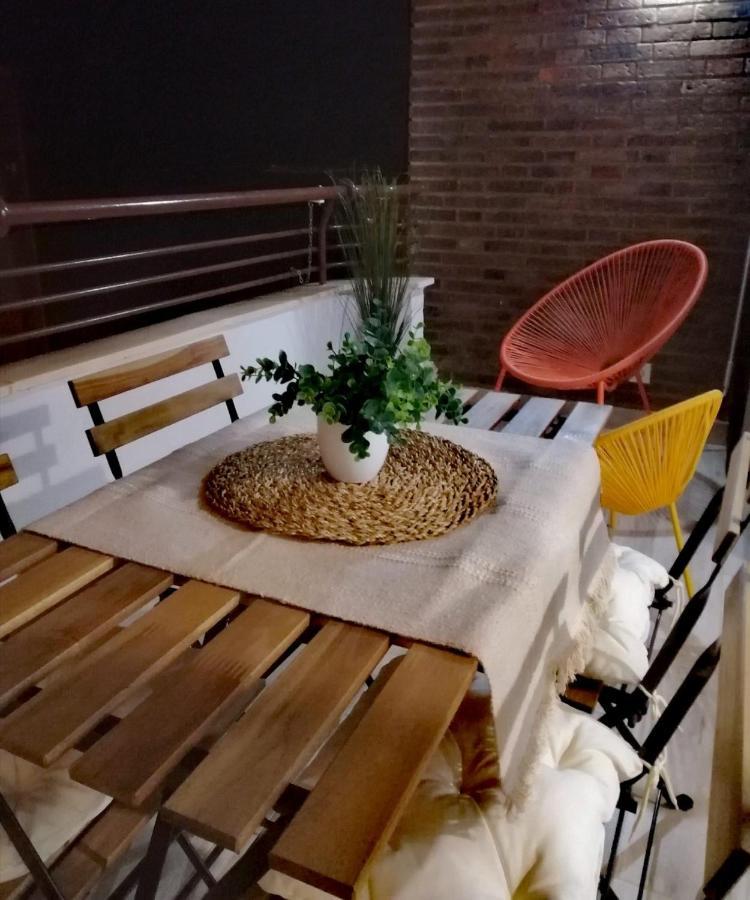 Apartamento Con Terraza Y Vistas Al Mar. Urb Monte Y Mar