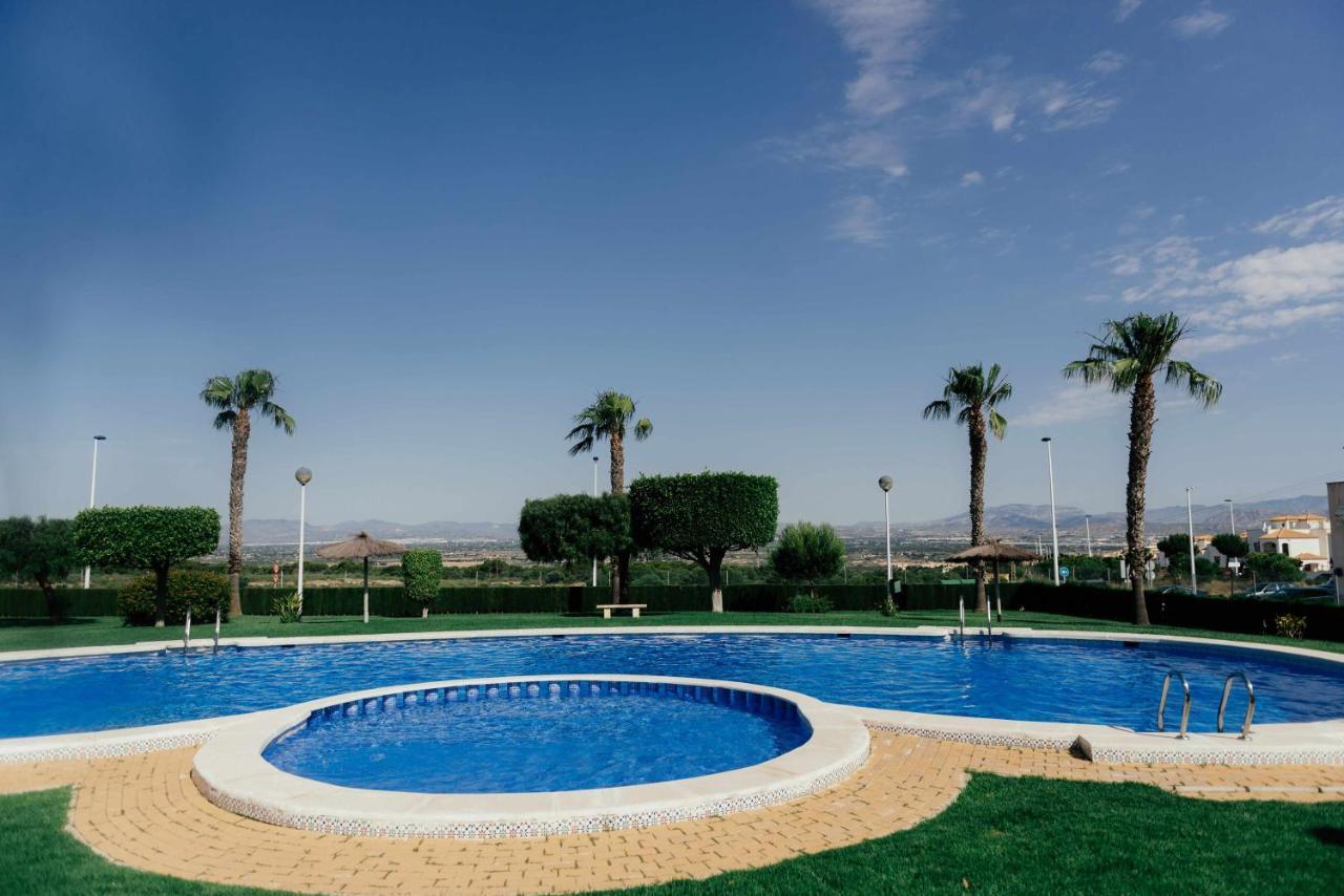 Stunning 2 Bedroom With Pool View Appartement Alicante