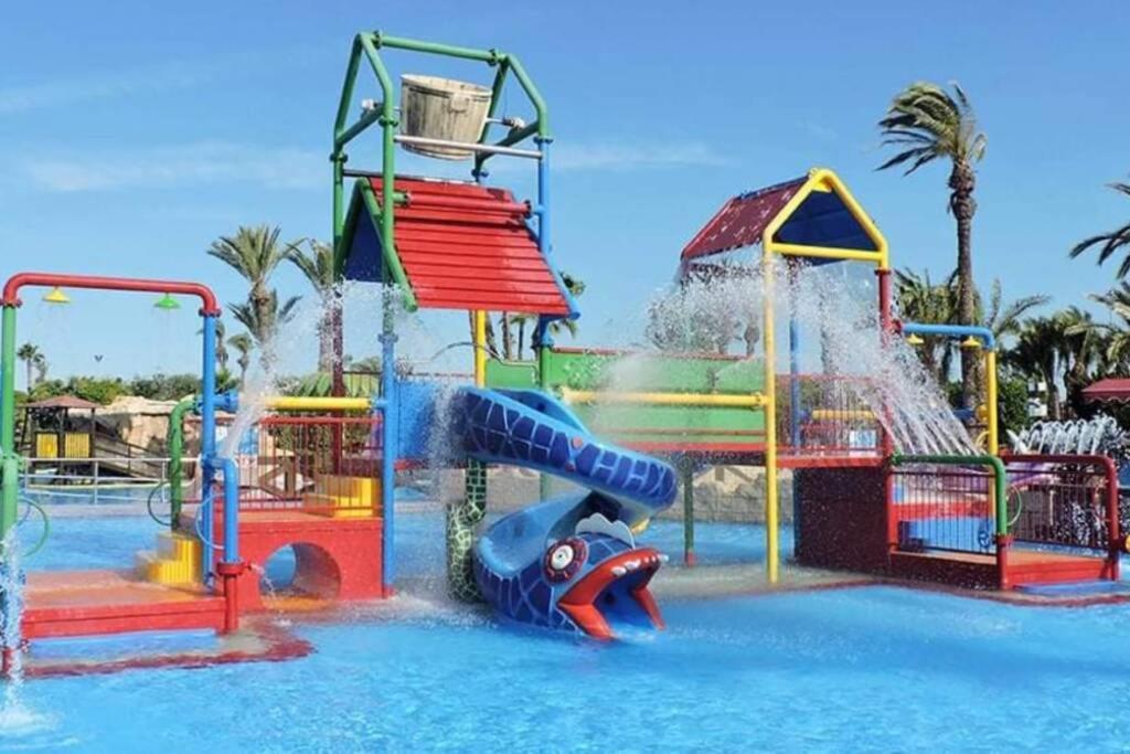 Close To Beaches & Golf Courses - With Pool & Bbq Apartment
