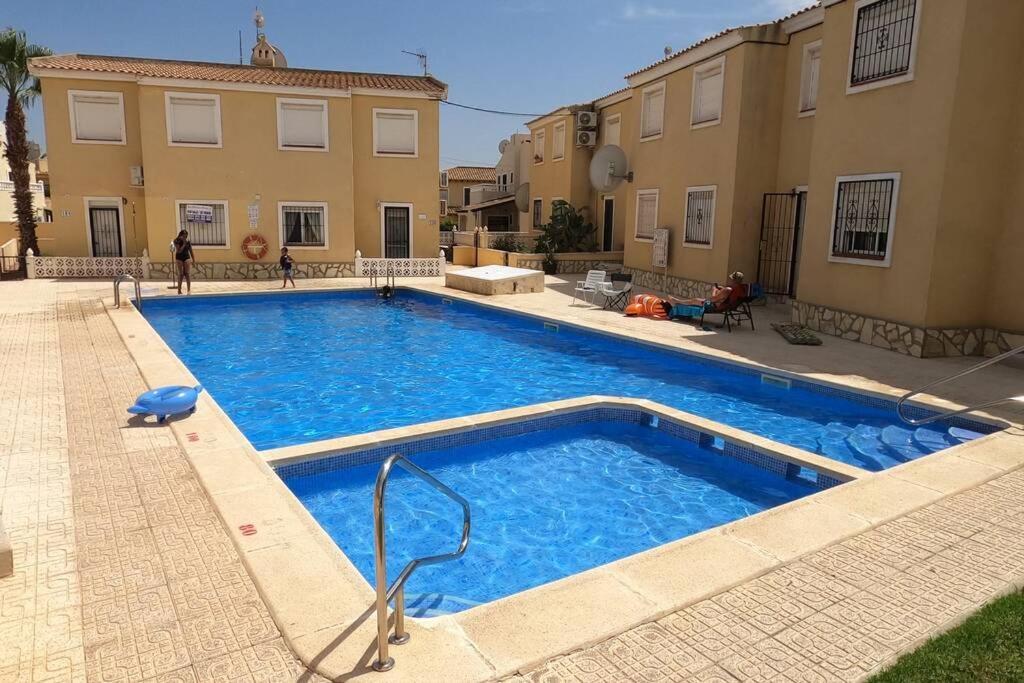 Close To Beaches & Golf Courses - With Pool & Bbq Apartment