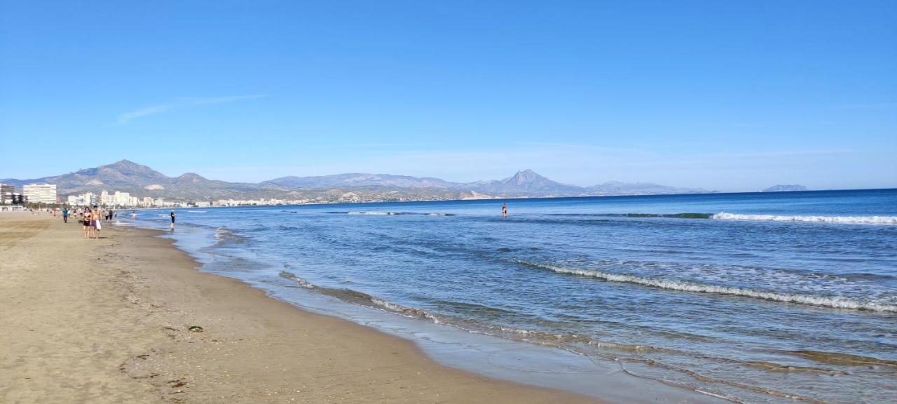<1 Min Beach, Sea Views, Ac, Wifi, Pool, 3xtennis Apartment Alicante