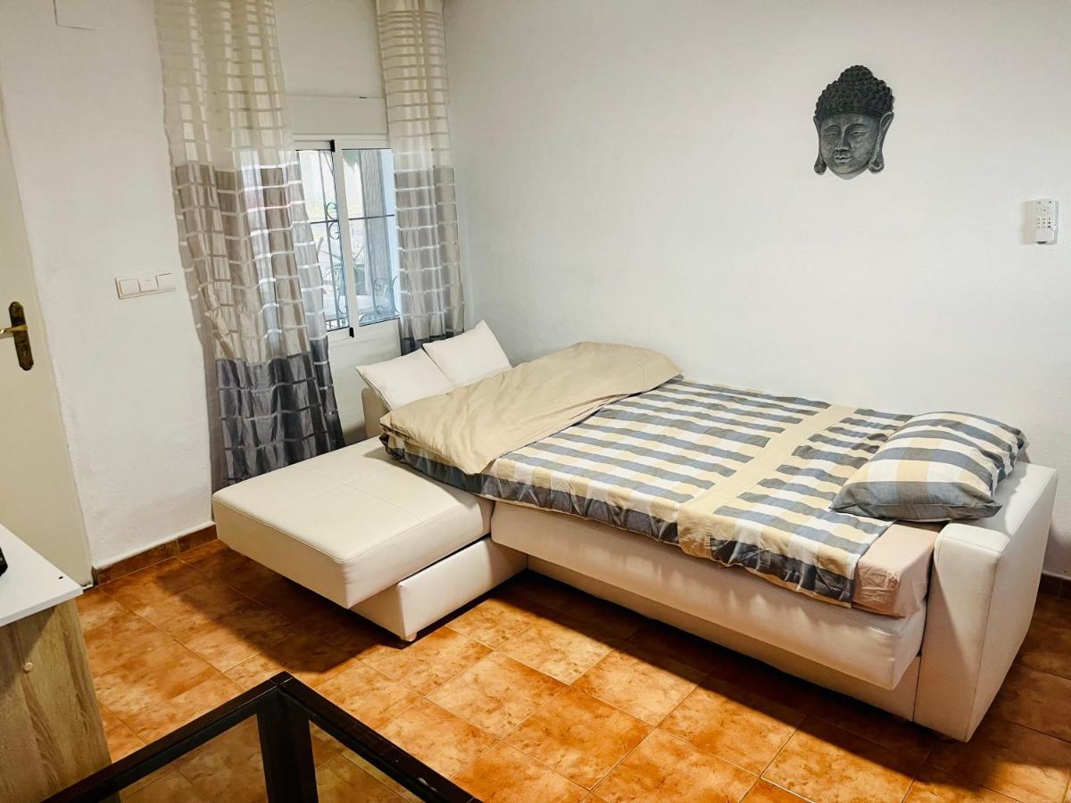 Estudio Adosado Acogedor Con Jardin, Barbacoa Y Parking Privado Holiday home
