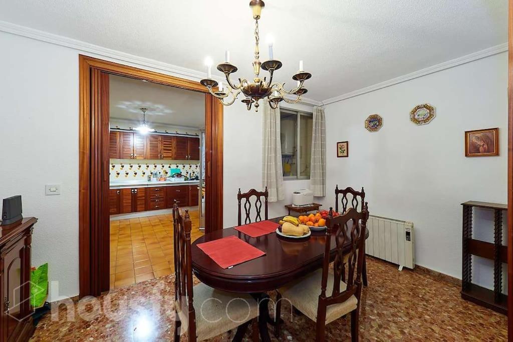 Lovely Bedroom In A Shared In The Center Of Homestay