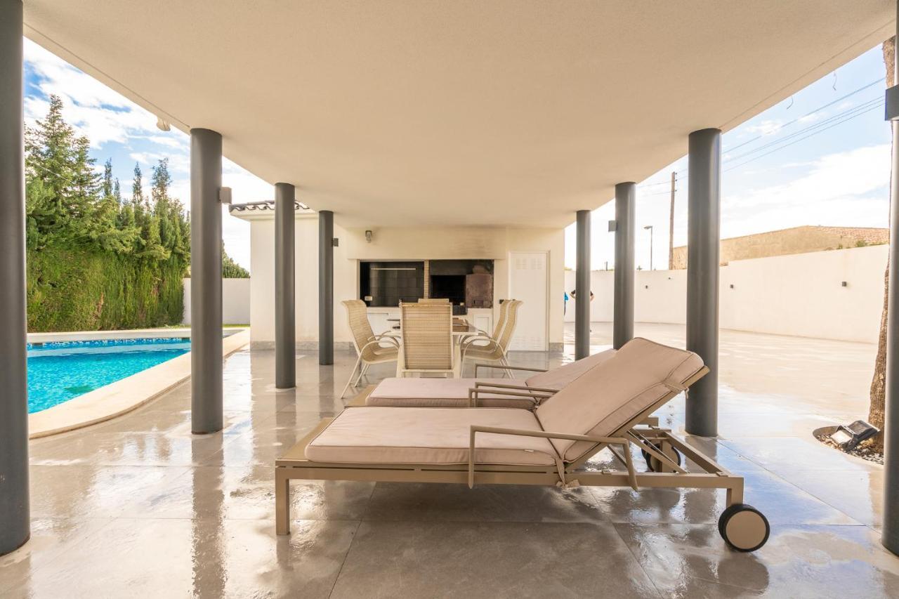 Villa X Uvarovita