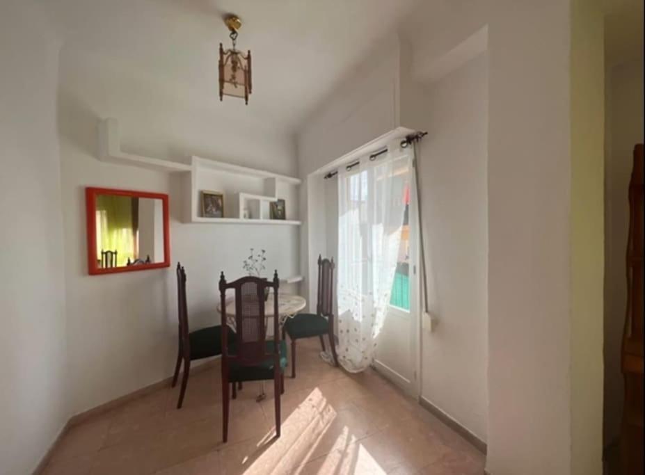 Private Bedroom With Balcony Near Centre *