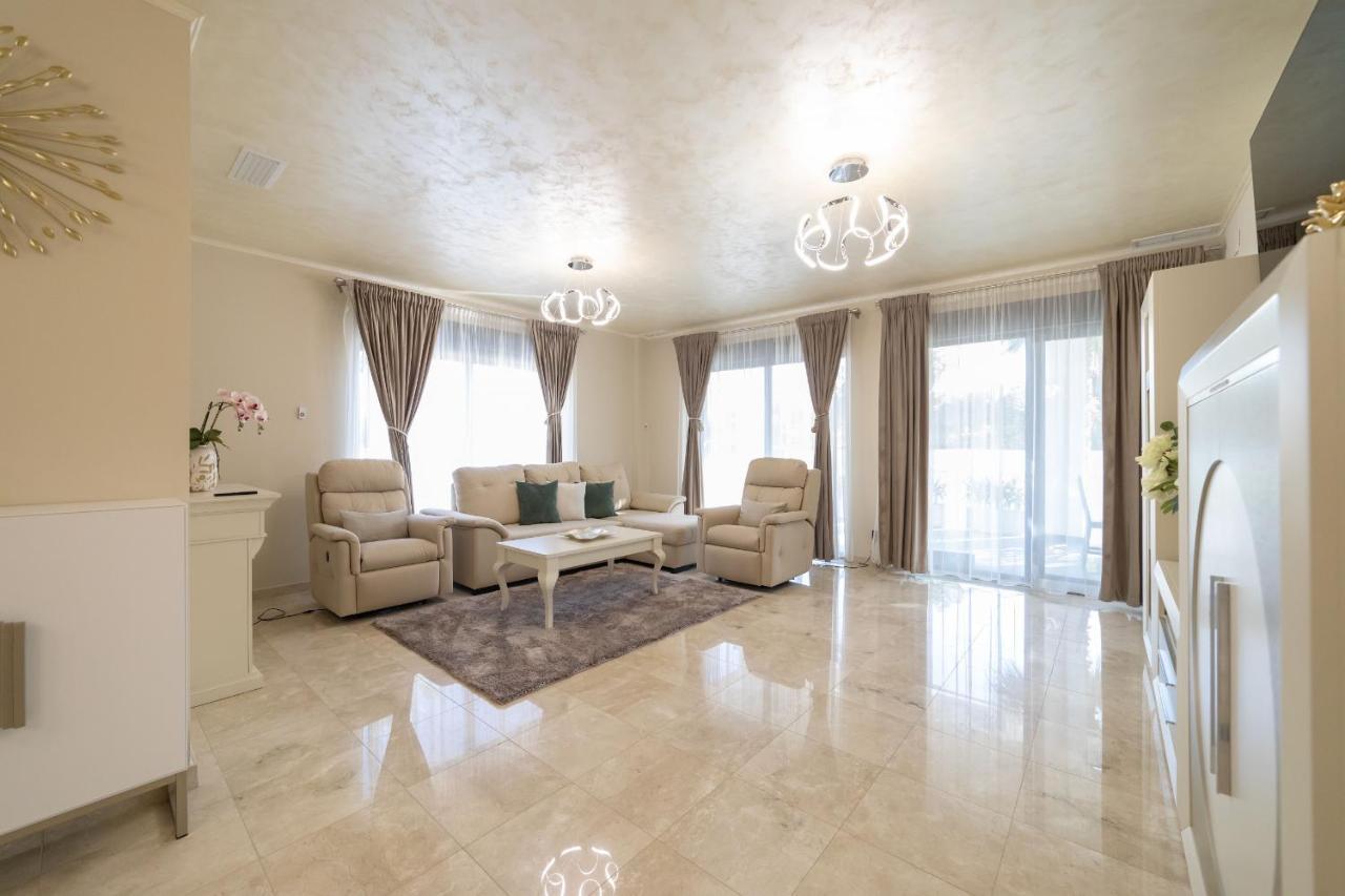 Exclusive City, Beach & Golf Villa