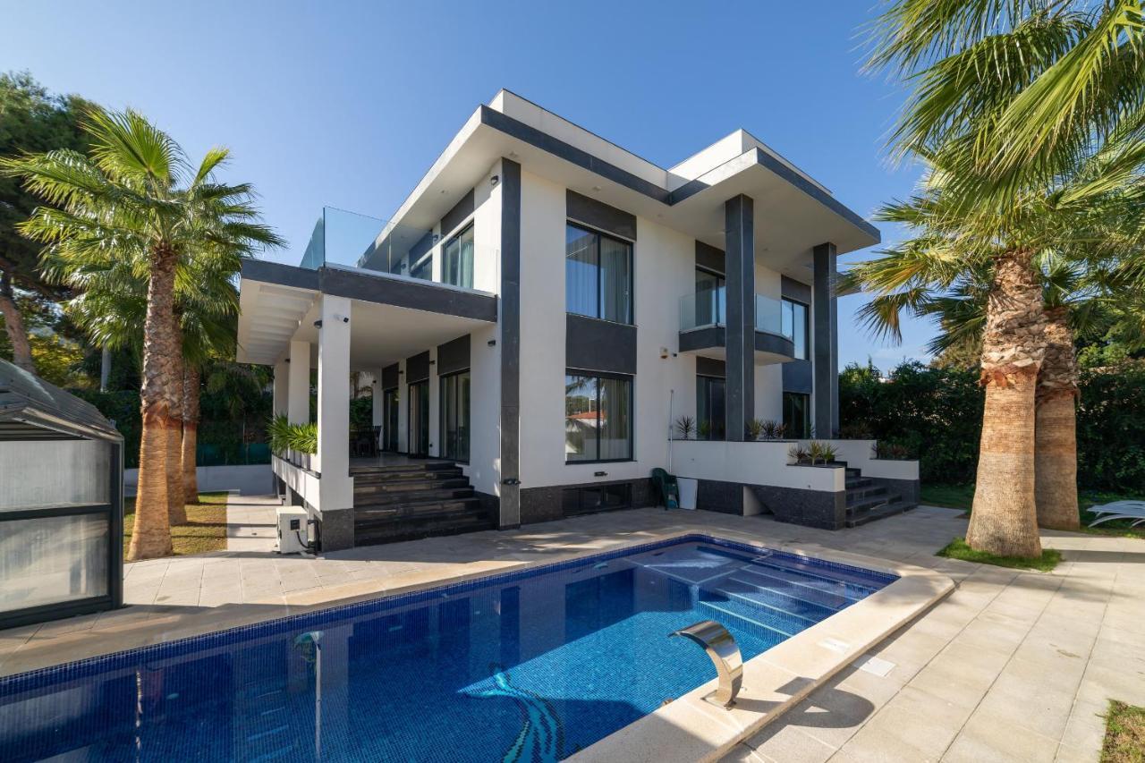 Exclusive City, Beach & Golf Villa Alicante
